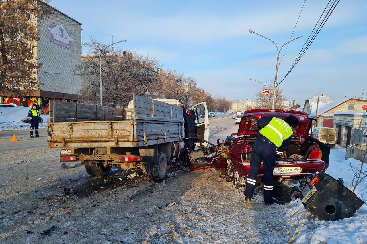 В Каменске-Уральском пьяный подросток на чужом автомобиле совершил ДТП с пострадавшими - Фото 1