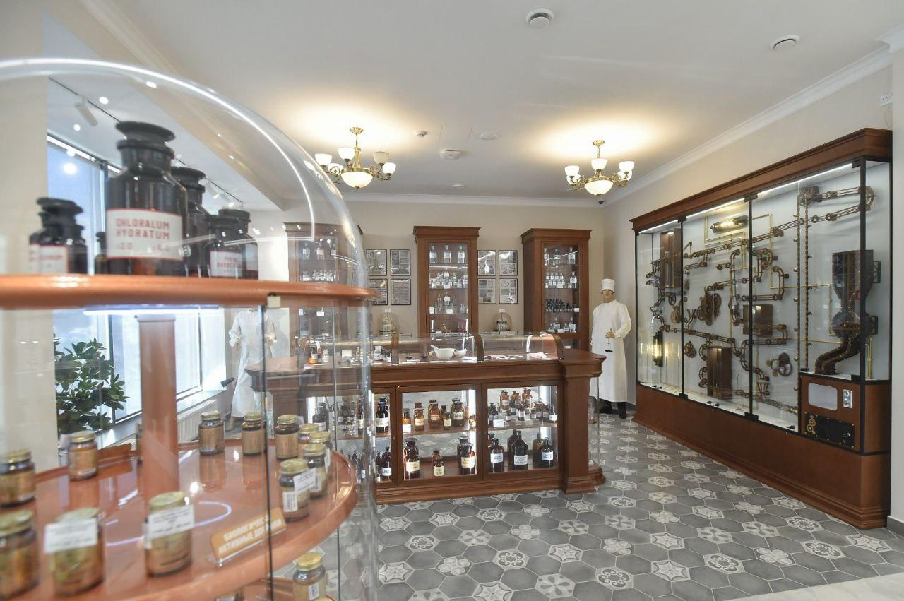 Раритетные артефакты и современный лекторий: аптека нового формата открылась в Верхней Пышме - Фото 1