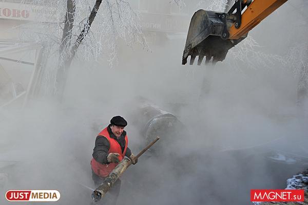 На дублере Сибирского тракта возникла пробка из-за коммунальной аварии - Фото 1