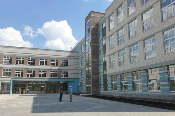 Школа имени Льва Брусницына, построенная по поручению губернатора в Березовском, начнет работать с 1 сентября - Фото 1