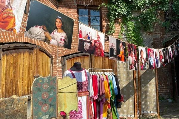 В Екатеринбурге откроется фотовыставка, посвященная традиционной одежде в XXI веке - Фото 1