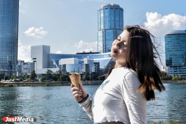 Лидия Мандыбура, продавец: «Пока лето не ушло, успевайте гулять и, конечно, не забывайте про мороженое». В Екатеринбурге +29 градусов - Фото 1