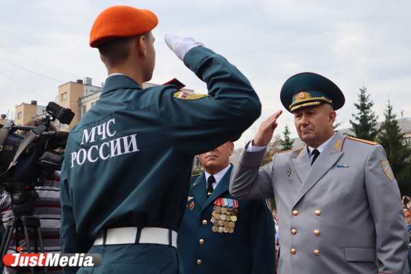 В Екатеринбург прибыл министр МЧС РФ Александр Куренков. ФОТО - Фото 1