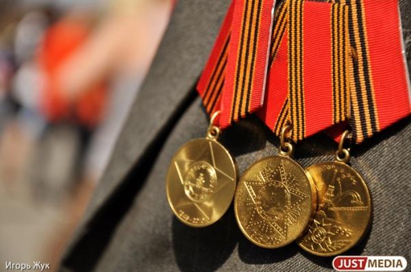 Кольцовские таможенники пресекли вывоз медалей в Китай, выпущенных к годовщинам Победы - Фото 1