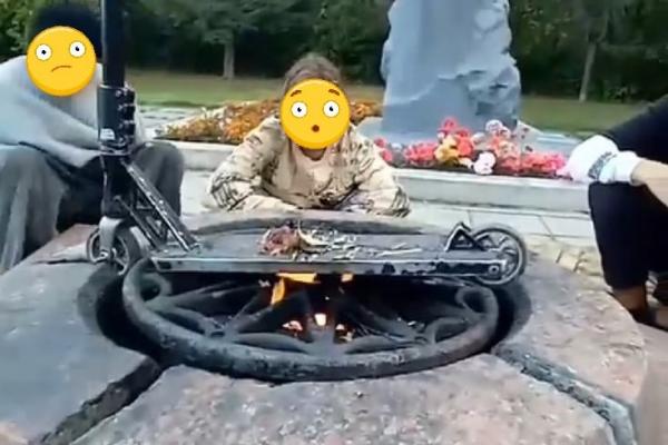 В Каменске-Уральском подростки пожарили картошку на Вечном огне - Фото 1