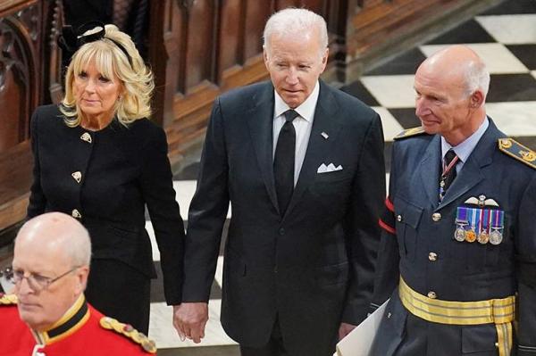 Джо Байден рассмеялся на похоронах Елизаветы II - Фото 1