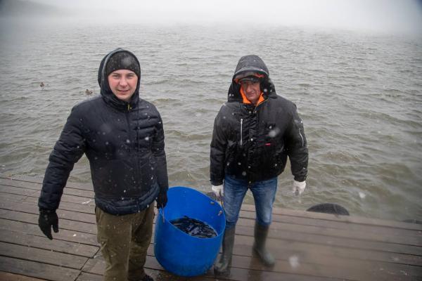 Активисты Свердловского отделения РЭО в третий раз пополнили рыбами озера и реки Урала - Фото 1