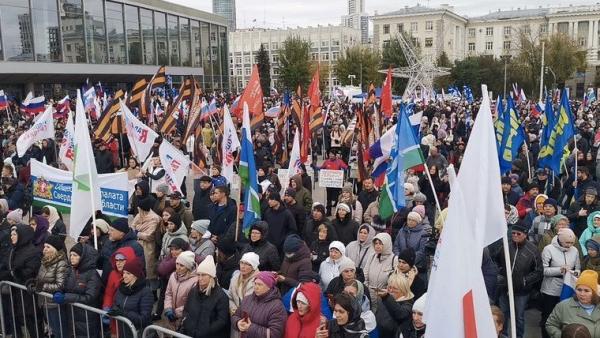 Горожане поддержали митингом вхождение новых областей и республик в состав России  - Фото 1