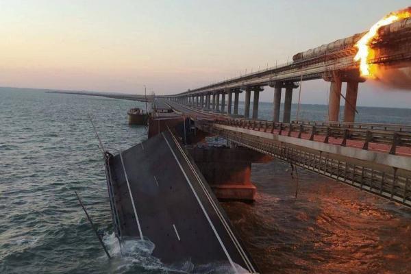 Крымский мост частично разрушен в результате взрыва цистерны с топливом - Фото 1
