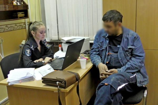 В Свердловской области ночью трое мужчин в медицинских масках проникли в магазин и пытались взорвать банкомат - Фото 1