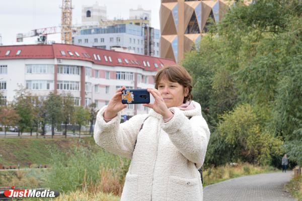 Ольга Долгих, преподаватель: «Осенняя погода замечательная. Она создает желание гулять и наслаждаться красотами Екатеринбурга». В столице Среднего Урала +9 градусов - Фото 1