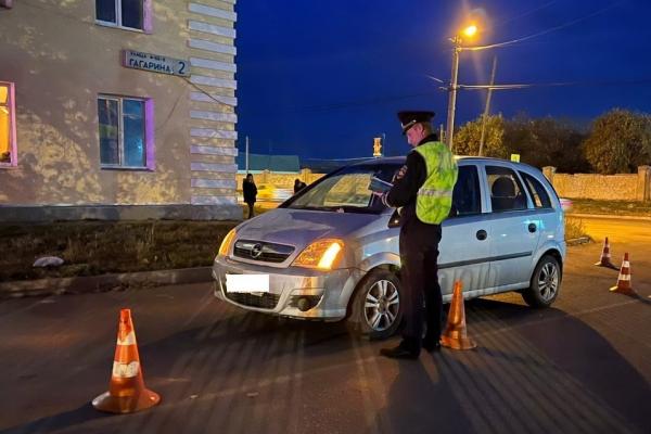 В Каменске-Уральском Opel сбил 14-летнюю девочку с двухлетним ребенком на руках - Фото 1