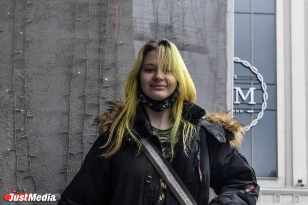 Жанна Михайлова, студентка: «Обожаю октябрь за балдежные лужи». В Екатеринбурге +4 градуса - Фото 1