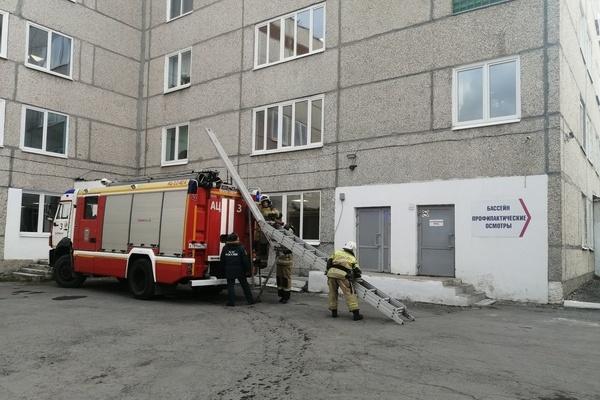 В Екатеринбурге пожарные эвакуировали детскую поликлинику - Фото 1