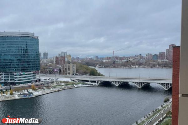 В Екатеринбурге остановлено движение транспорта по Макаровскому мосту из-за сообщения о минировании - Фото 1