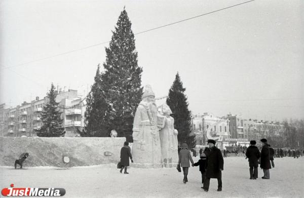 «Первые были без гирлянд и ярких шаров» Новогодней елке на площади 1905 года исполняется 85 лет - Фото 1