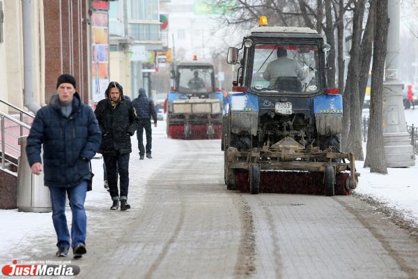 В мэрии Екатеринбурга готовятся чистить дороги после наступающего снегопада - Фото 1