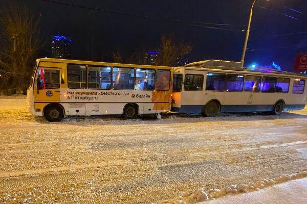 На Уктусе троллейбус врезался в пассажирский автобус. Пострадала 16-летняя девочка - Фото 1