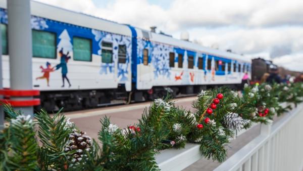 Поезд Деда Мороза сделает остановки на пяти станциях СвЖД  - Фото 1
