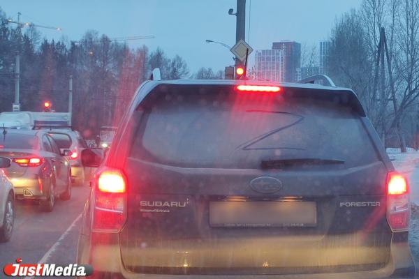 В Екатеринбурге ищут пироманов, поджигающих машины с символикой СВО - Фото 1