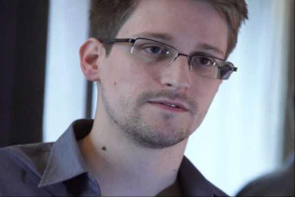 Эдвард Сноуден принял присягу и получил российский паспорт  - Фото 1