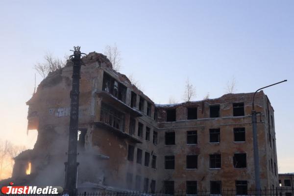 В Екатеринбурге начался снос заброшенной больницы в Зеленой роще - Фото 1