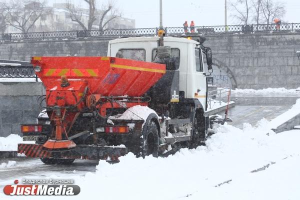 Службы благоустройства Екатеринбурга начали неделю с обработки пешеходных зон и вывоза снега - Фото 1