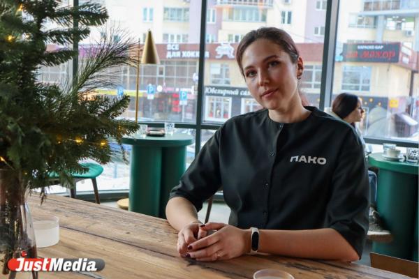 Юлия Мазина, сотрудник кофейни: «Люблю снегопад, все искрится и сверкает, будто серебро». В Екатеринбурге -9 градусов - Фото 1
