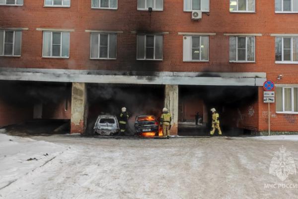В Екатеринбурге из-за горящих автомобилей из поликлиники эвакуировали 300 человек - Фото 1