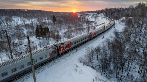 Дополнительные поезда на новогодние и рождественские праздники назначены на СвЖД - Фото 1