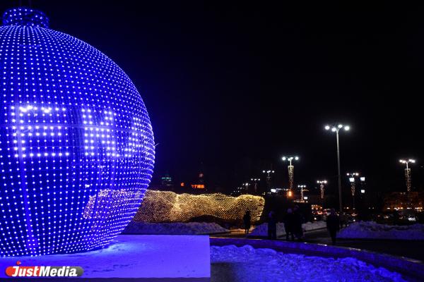 В центре Екатеринбурга появился новогодний шар, украшенный 50 тысячами светодиодов - Фото 1