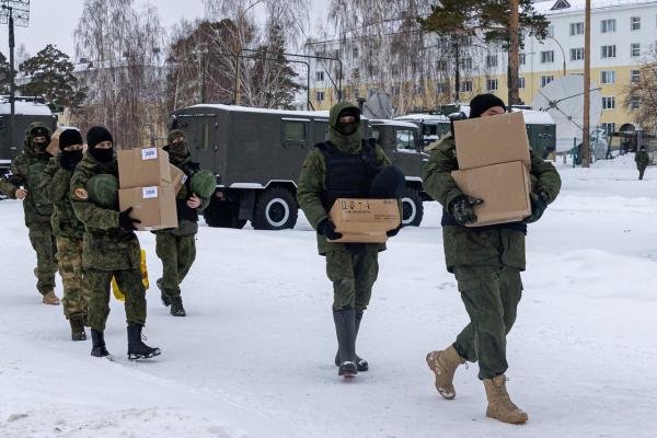 Глава медфракции Екатеринбургской гордумы Алексей Вихарев передал связистам, отправляющимся на СВО, дроны, бинокли и активные наушники - Фото 1