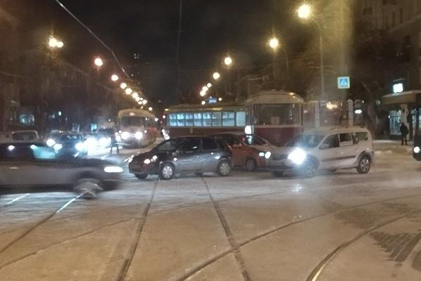 Трамвай сошел с рельсов в центре Екатеринбурга - Фото 1