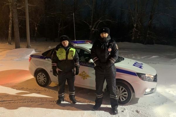 Полицейские из Серова дважды помогли автомобилистам в сильный мороз - Фото 1