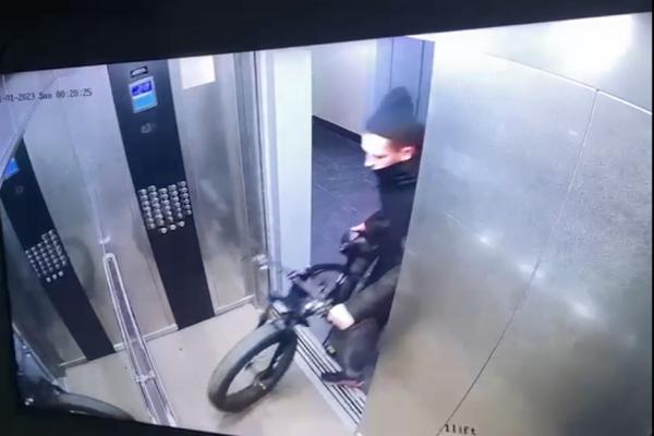 Полиция Екатеринбурга разыскивает вора, укравшего велосипед в новогоднюю ночь - Фото 1