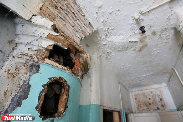 Бастрыкин взял под личный контроль историю двух свердловских пенсионеров, которые семь лет живут в аварийном доме без водопровода - Фото 1