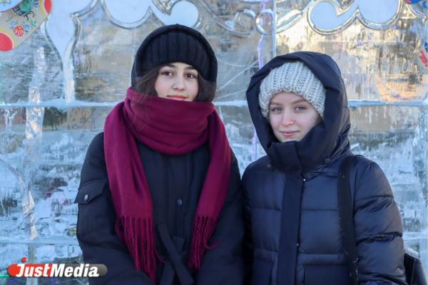 Чинигул Ёрбекова и Елизавета Конева, студентки: «Зимой можно почувствовать себя детьми». В Екатеринбурге -8 градусов - Фото 1