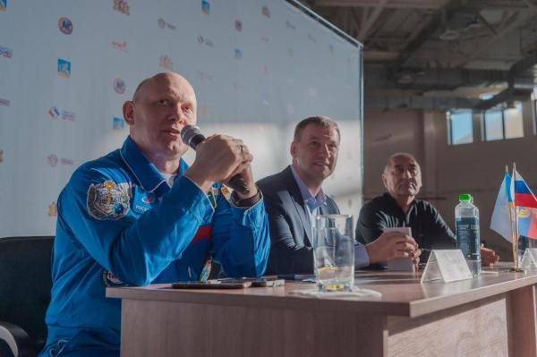 Верхнепышминские самбисты встретились с космонавтом Олегом Артемьевым - Фото 1