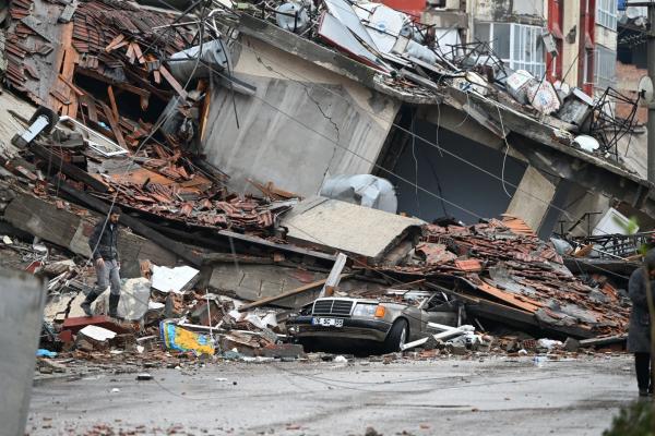Количество погибших в результате землетрясения в Турции и Сирии превысило 1,5 тысячи - Фото 1