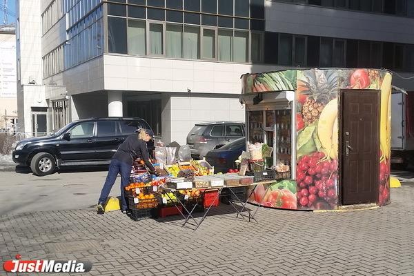 Весна в Екатеринбурге начнется с ликвидации сотни незаконно установленных киосков - Фото 1