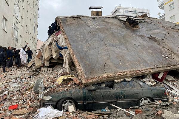 Число жертв землетрясения в Турции превысило 12 тысяч - Фото 1