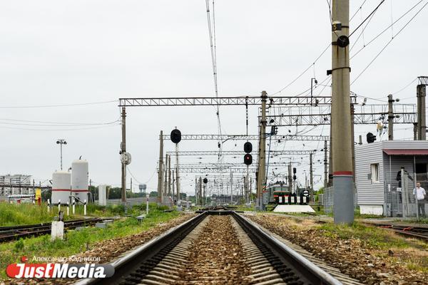 Коляска с малышом упала на рельсы в момент приближения поезда в Подмосковье - Фото 1