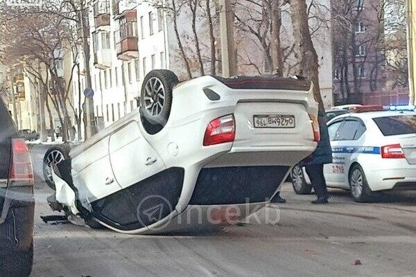 В Екатеринбурге на Машиностроителей перевернулся автомобиль - Фото 1