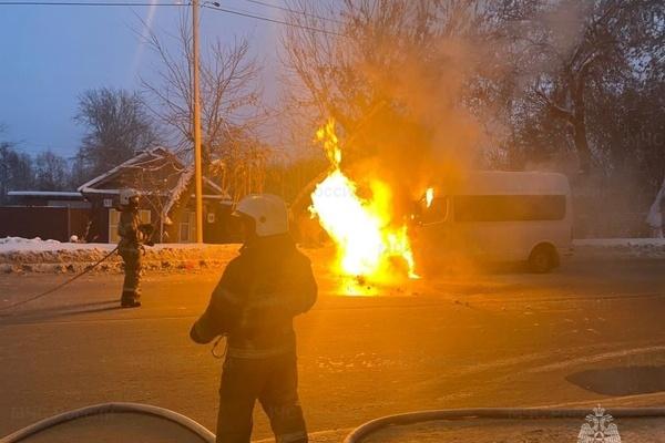 В Екатеринбурге за одно утро сгорел автобус и микроавтобус - Фото 1