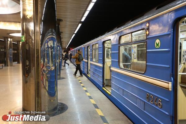 Мужчина разбил стекло в поезде московского метро - Фото 1