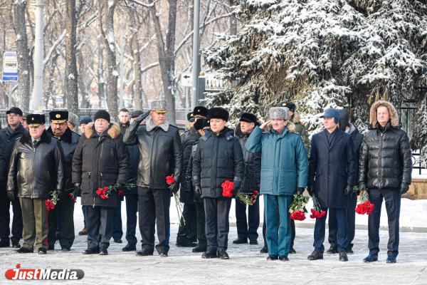В Екатеринбурге возложили цветы к памятнику маршалу Советского Союза Георгию Жукову - Фото 1