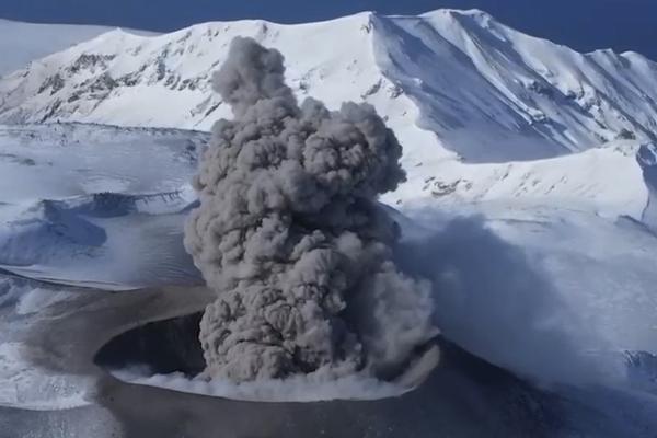 Вулкан Эбеко на Сахалине выбросил столб пепла на высоту 2,5 километра - Фото 1