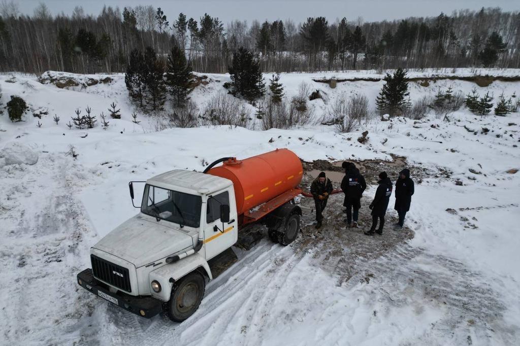 Свердловские экологи обнаружили на незаконном полигоне под Верхней Пышмой ассенизаторов, которые сливали нечистоты в почву - Фото 1