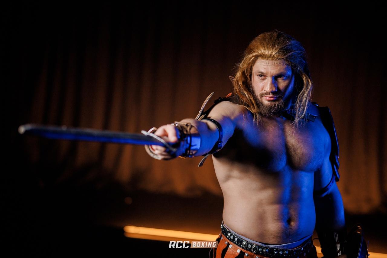 Иван Штырков выглядит круче Брэда Питта в роли Ахиллеса. Уральский боец вместе с Магомедом Исмаиловым повторили сцену фильма «Троя» - Фото 1