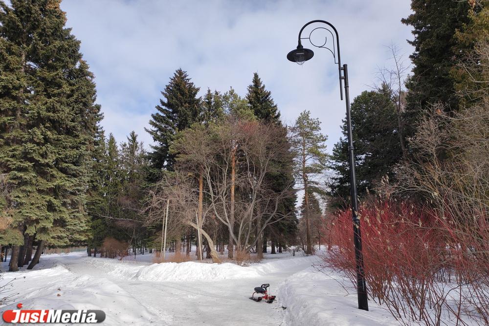 Пора доставать резиновые сапоги. В Екатеринбурге -3 градуса и небольшой снег - Фото 1